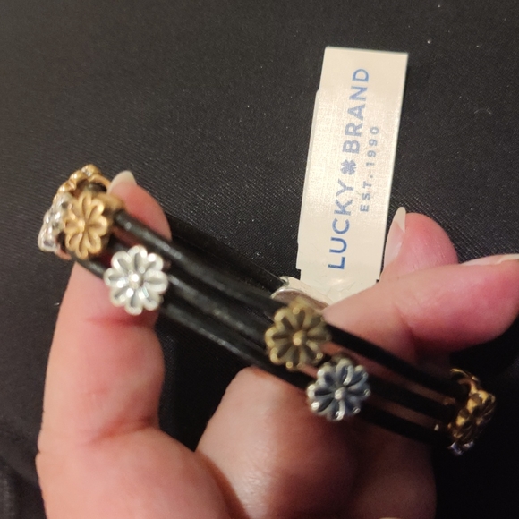 NWT, Lucky brand two-tone flower charm bracelet. - Picture 3 of 3